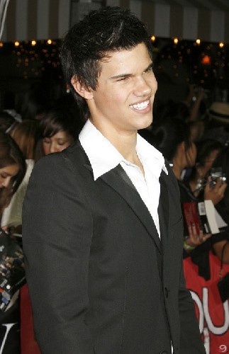 b-478769-taylor_lautner_