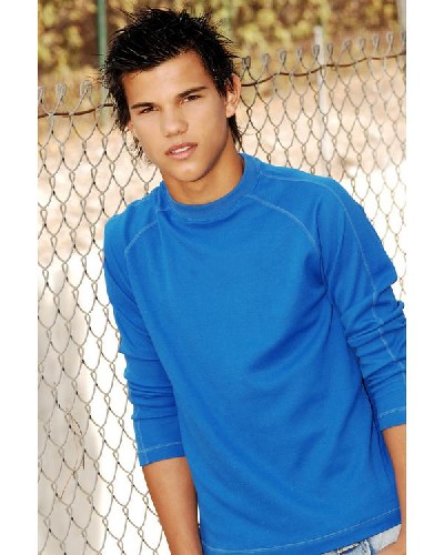 b-478770-Taylor_Lautner_is_an_actor_and_fighter